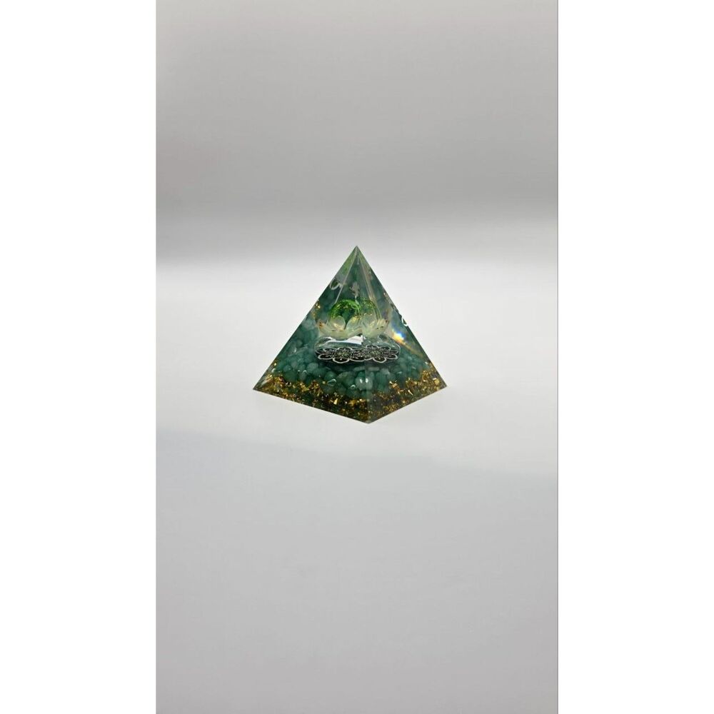 Green Crystal Pyramid Polished Carved Stone Mineral Specimen Altar Decor